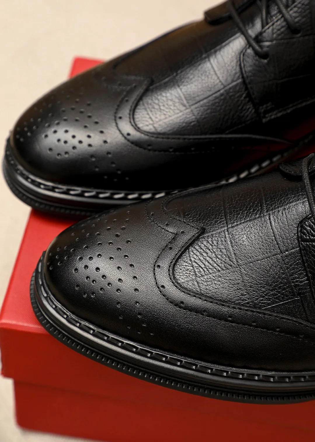 Men's shoes 💰462 💐 Product trademark: Ferragamo "Ferragamo" business leather shoes Regular size: 38-44 (45.46🉑️customized) Product materials: Selected imported first-layer calfskin upper, imported water-dyed cowhide leather lining. Strong three-dimensional visual effect, rubber outsole Color: 1⃣️color optional